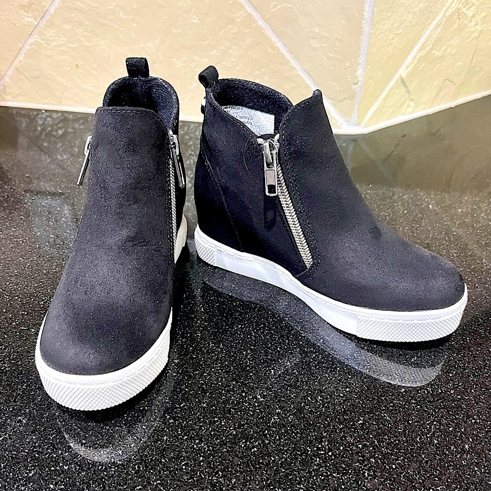 Unworn Little Girls Steve Madden Black Suede Wedge Heel Boot Size 13